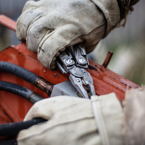 Kit SURGE Plata Leatherman con linterna ARKFELD UV Olight y Funda EDC Kit Toho Outdoor